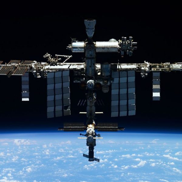 Parçalanan Rus uydusu, ISS'deki yedi astronotun güvenliğini tehlikeye attı