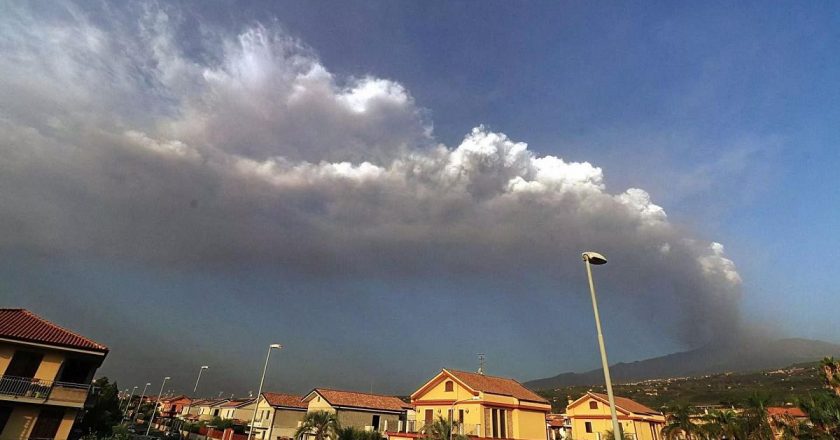 Katanya Havalimanı'nda Etna Yanardağı'nın patlaması nedeniyle uçuşlar durduruldu