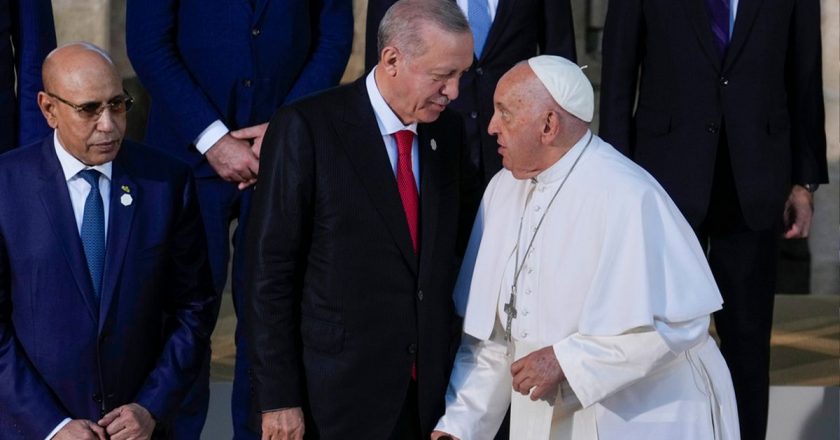 Erdoğan, Papa'yı dini değerlerle alay edilmeye karşı “birlikte hareket etmeye” davet etti