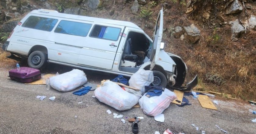 Alanya'da freni bozulan minibüs kayaya çarpıp devrildi: 3'ü çocuk 6 kişi yaralandı – Son Dakika Türkiye Haberleri