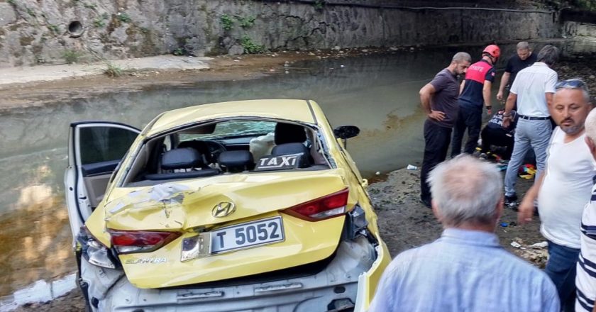 Zonguldak'ta taksi kayarak kaldırımdaki yayalara çarptı: 1 ölü, 4 yaralı