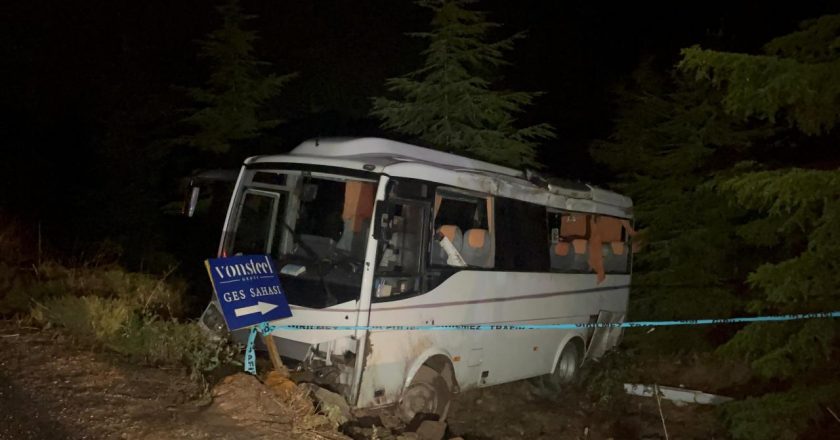 Eskişehir'de midibüs yoldan çıktı: 14 polis yaralandı