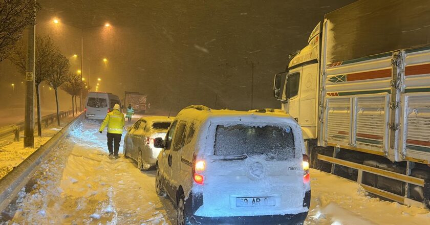 Bayburt-Gümüşhane Otoyolu’nda ulaşımlar durduruldu