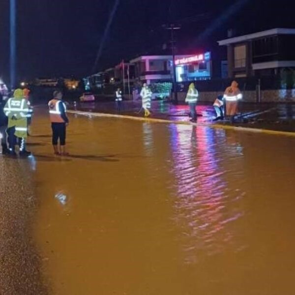 Sel nedeniyle trafiğe kapatılan İzmir – Çanakkale karayolu yeniden trafiğe açıldı – Son Dakika Türkiye Haberleri