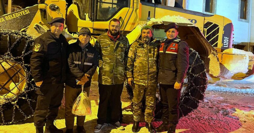 Karının 2 metreyi aştığı platoda 3 kişi engellendi