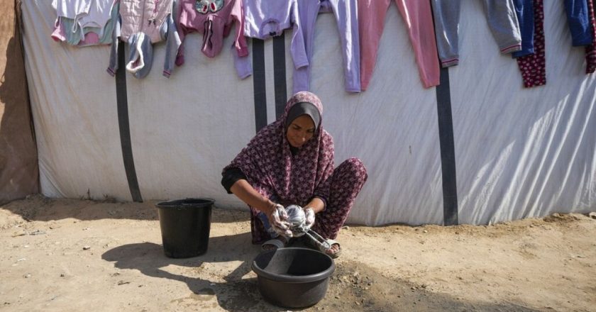 Kadınları ve kızları daha fazla tehdit etmek için kesintilere yardımcı olun