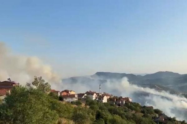 Bursa-Balkesir sınırında orman yangını: Köy tahliye edildi, takımlar seferber edildi