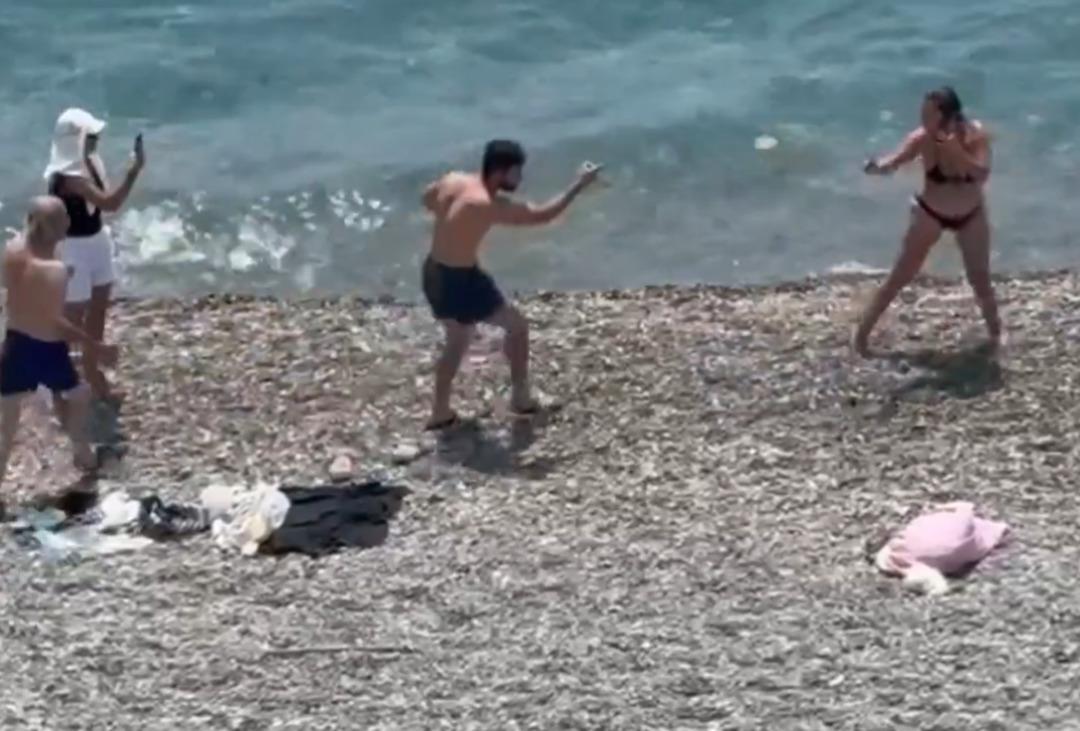 Konyalti sahilinde kan basıncı arttı! Lanetleri salladı ve kadınlara yürüdü 2