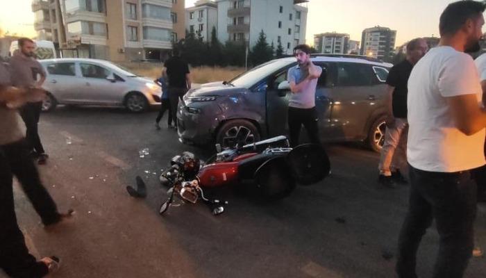 Motosiklet bir araba ile çatıştı: 1 yaralandı