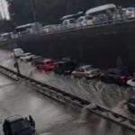 Aşağıda ödenen alt geçitlerin altında, düzinelerce araç engellendi
