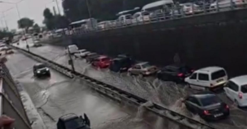 Aşağıda ödenen alt geçitlerin altında, düzinelerce araç engellendi