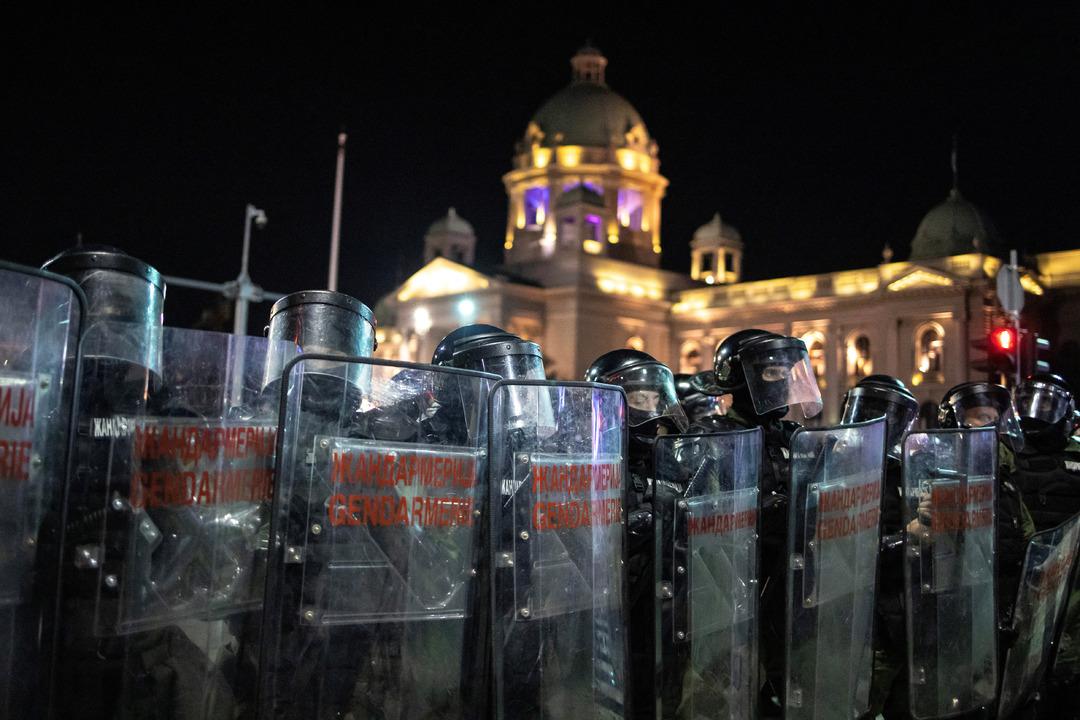 Başkent savaş alanına döndü! 16 kişinin ölümü Sırbistan'ı karıştırdı: Belgrad'da parlamento binası yakınlarında çatışmalar
