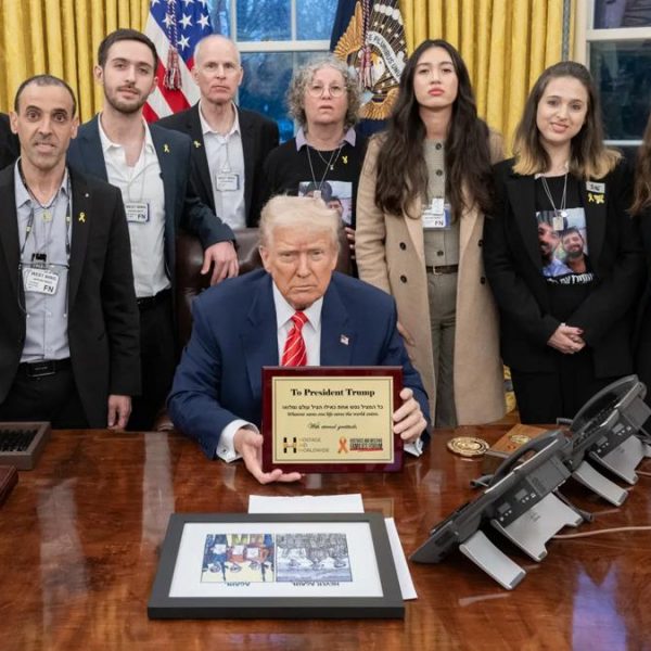 Trump, serbest bırakılan İsrailli mahkumlar ve aileleriyle Beyaz Saray’da buluştu