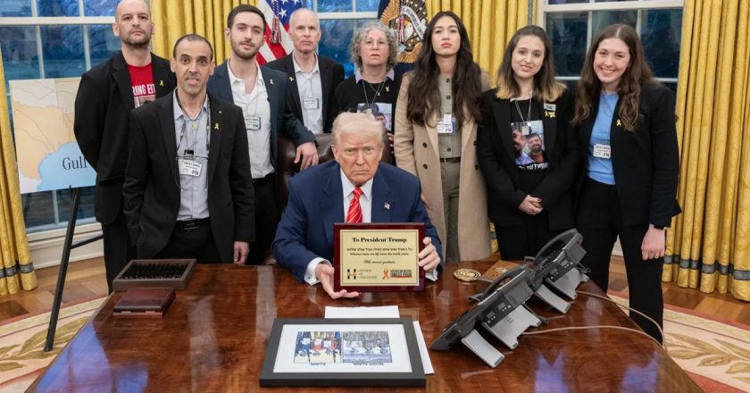 Trump, serbest bırakılan İsrailli mahkumlar ve aileleriyle Beyaz Saray’da buluştu