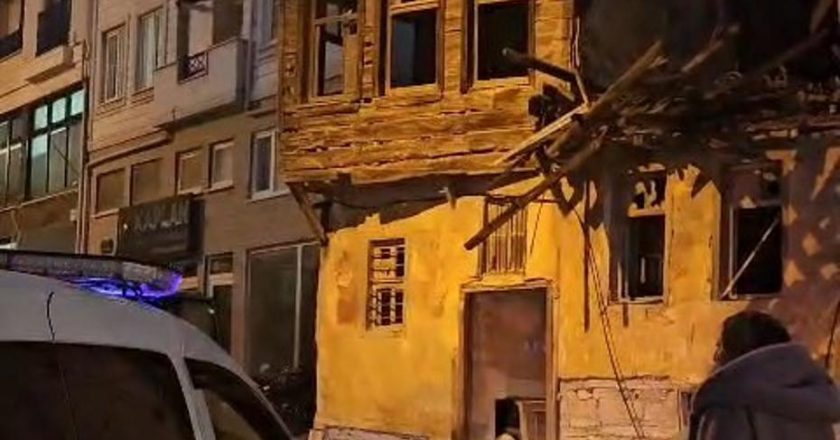 Çanakkale’de terkedilmiş bina kısmen yıkıldı