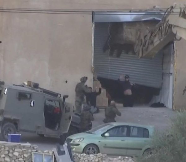 İsrail askerleri Batı Şeria’da teslim olan 2 Filistinli genci vurdu