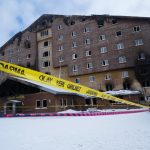 Kartalkaya otel yangını davasında 9 bakanlık çalışanına yurt dışı yasağı getirildi.