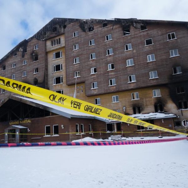 Kartalkaya otel yangını davasında 9 bakanlık çalışanına yurt dışı yasağı getirildi.