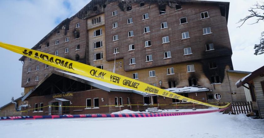 Kartalkaya otel yangını davasında 9 bakanlık çalışanına yurt dışı yasağı getirildi.